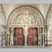 Vezalay, Photo NateBergin, Wikipedia, Le portail central (1120–1140), calcaire.png